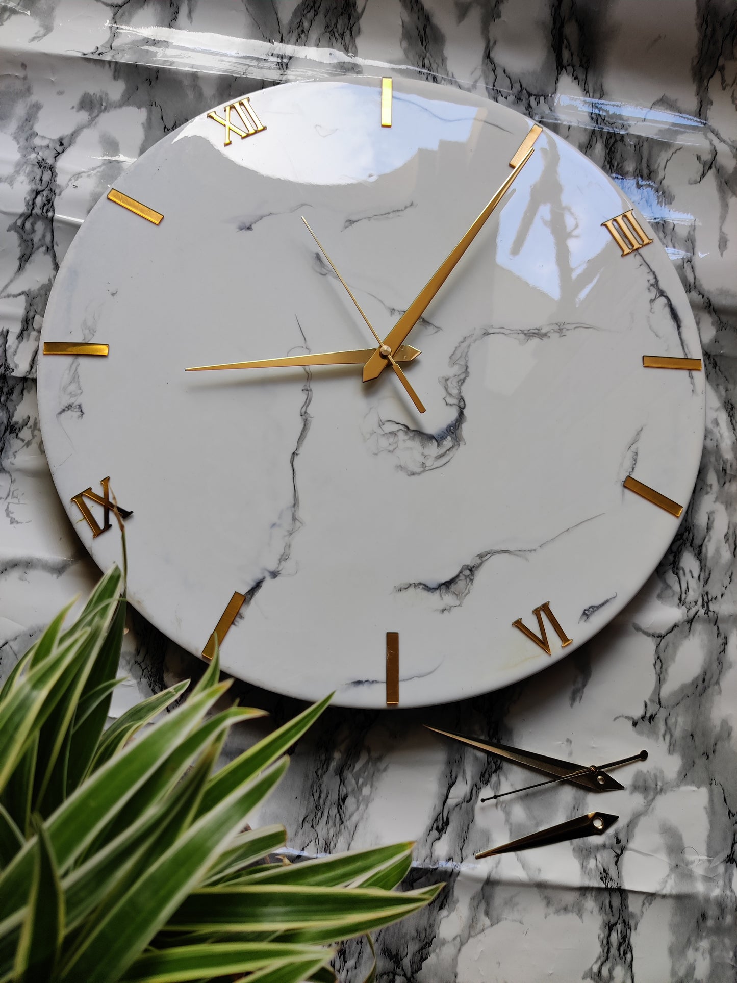 Marble white resin clock