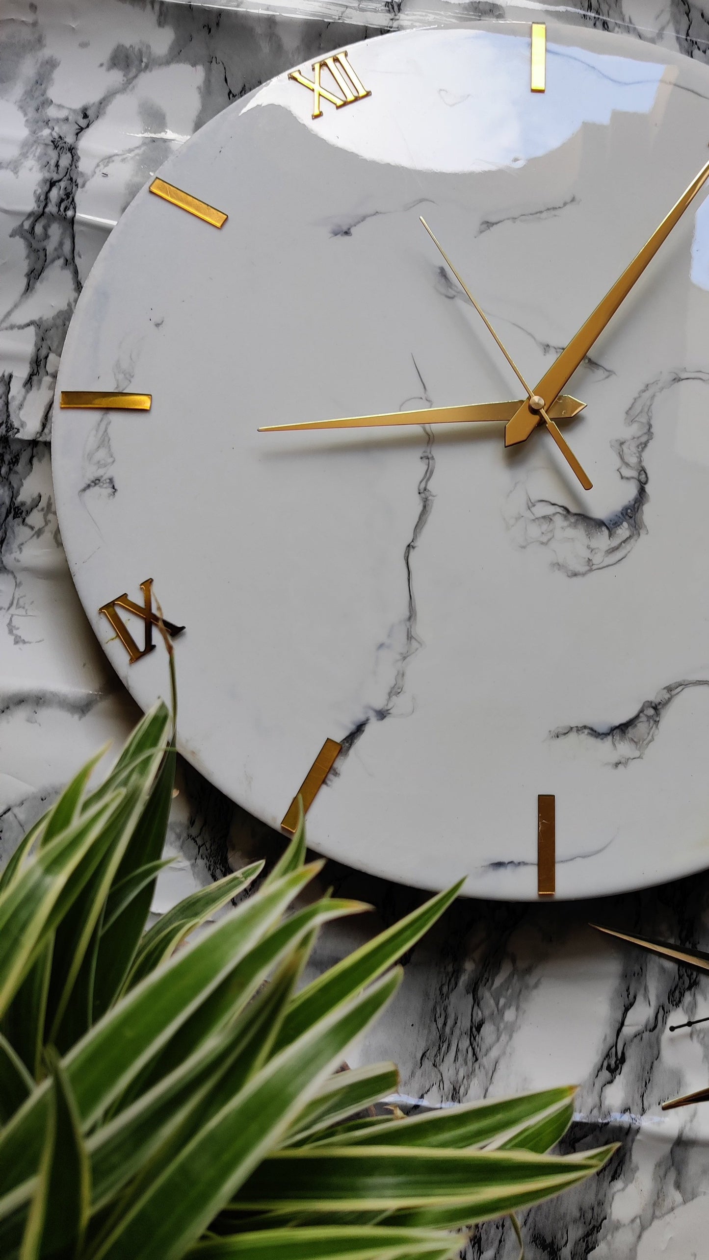 Marble white resin clock