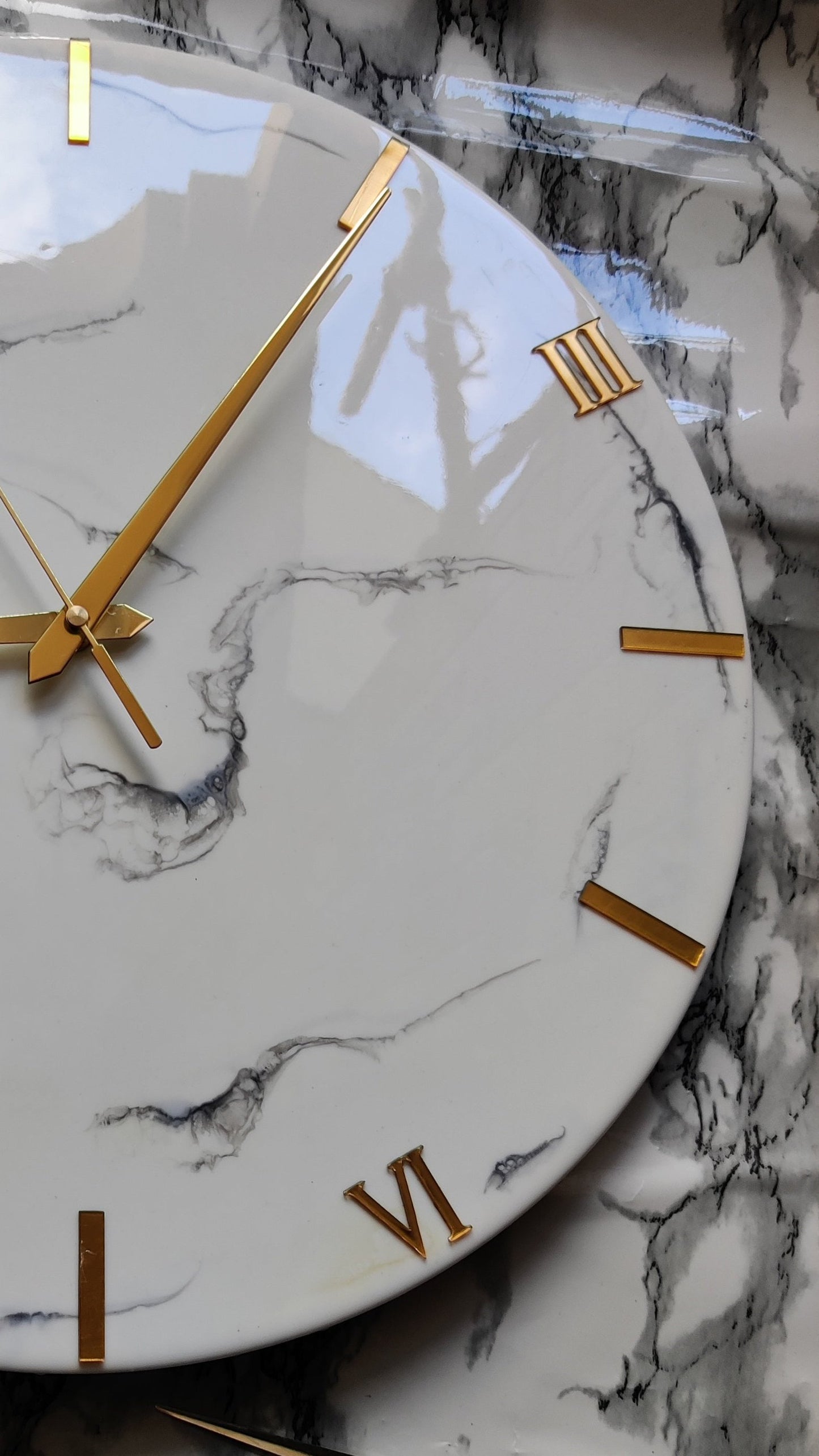 Marble white resin clock