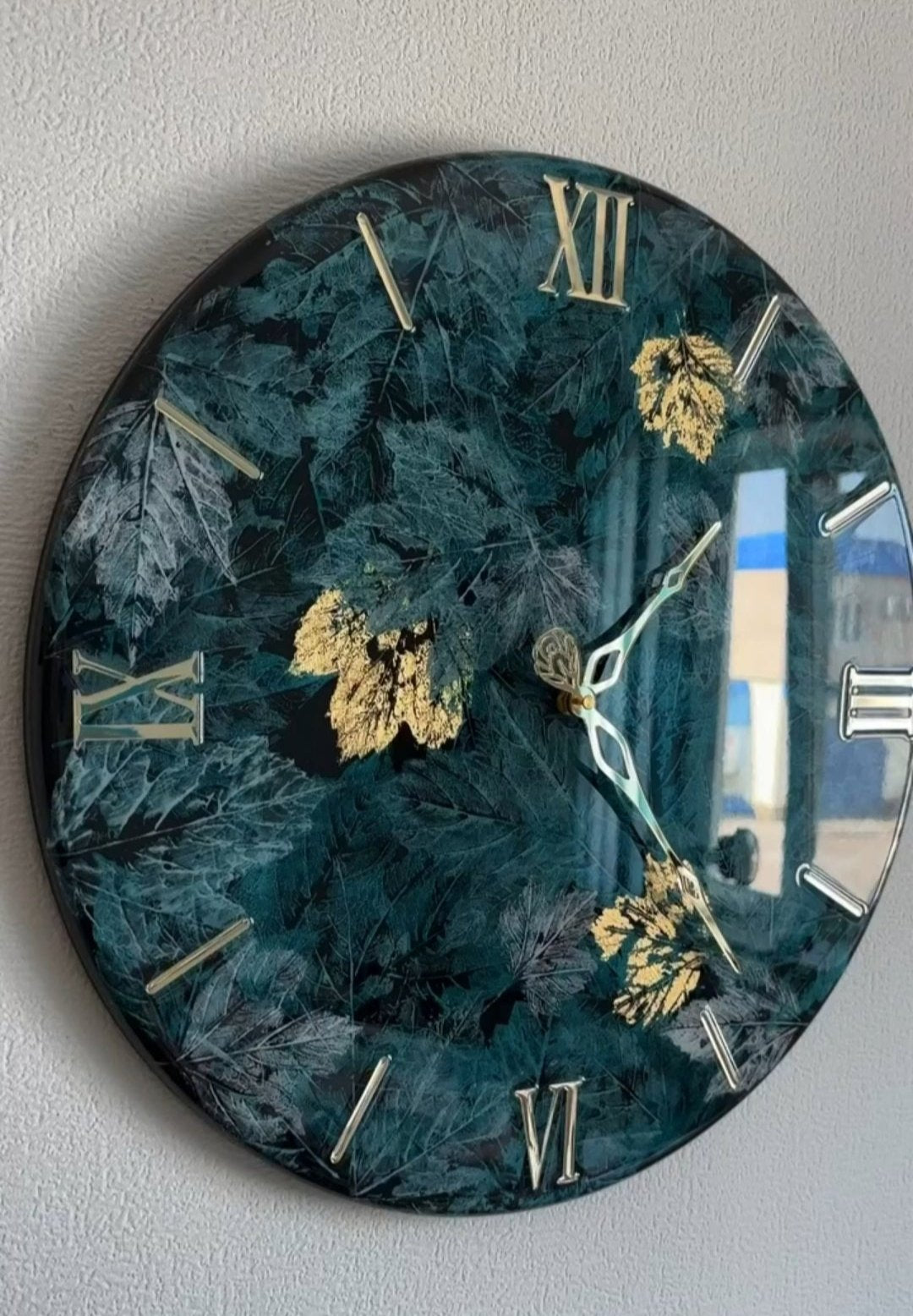 Leaf resin clock